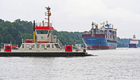 Autofähre und Containerschiff